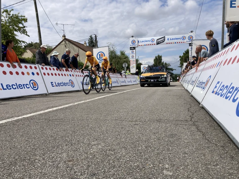 Honorine et Louna au sommet de la côte de Bazemont lors de l'opération Continental Cadets-Juniors de la dernière étape du Tour de France 2025