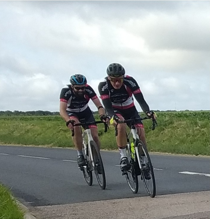 Avec L'Entente Cycliste Du Houdanais, participez à des compétitions partout en France, des épreuves chronométrées aux randonnées de loisirs.