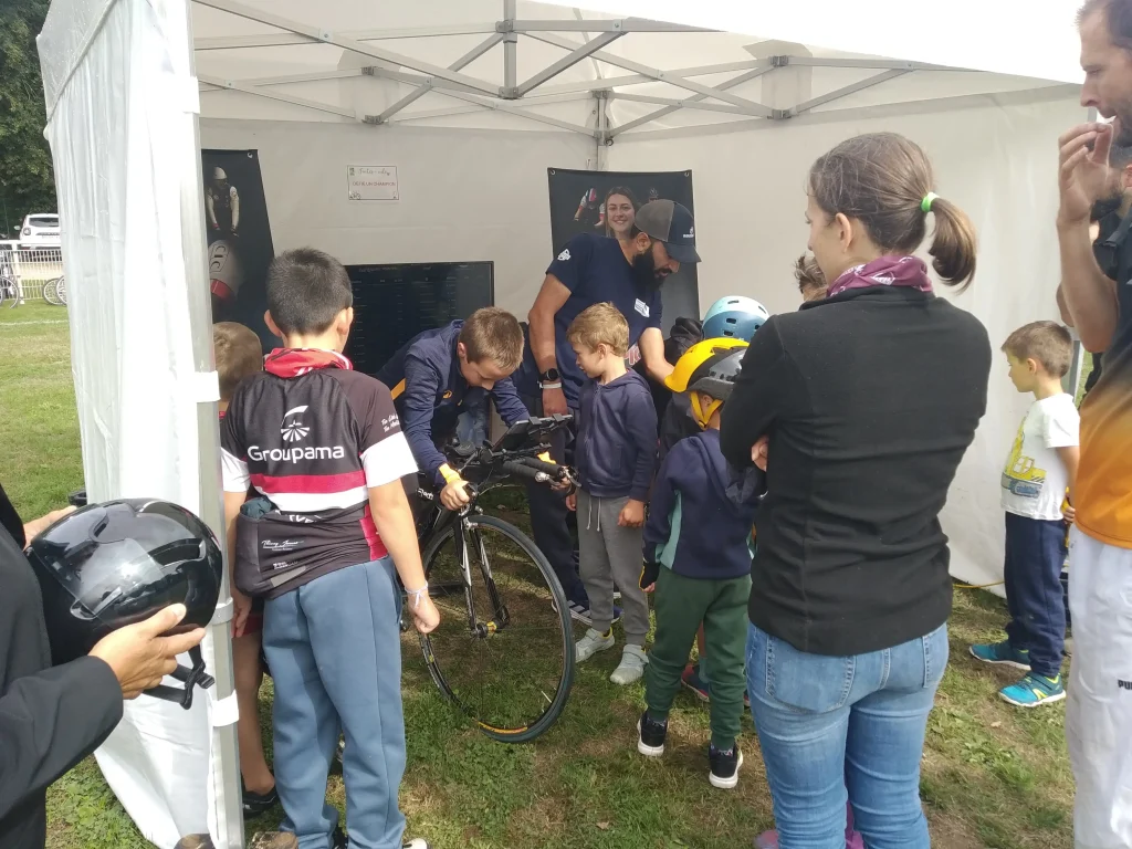 Défis un champion pour les jeunes de l'entente cycliste du houdanais lors de l'opération faites du sport