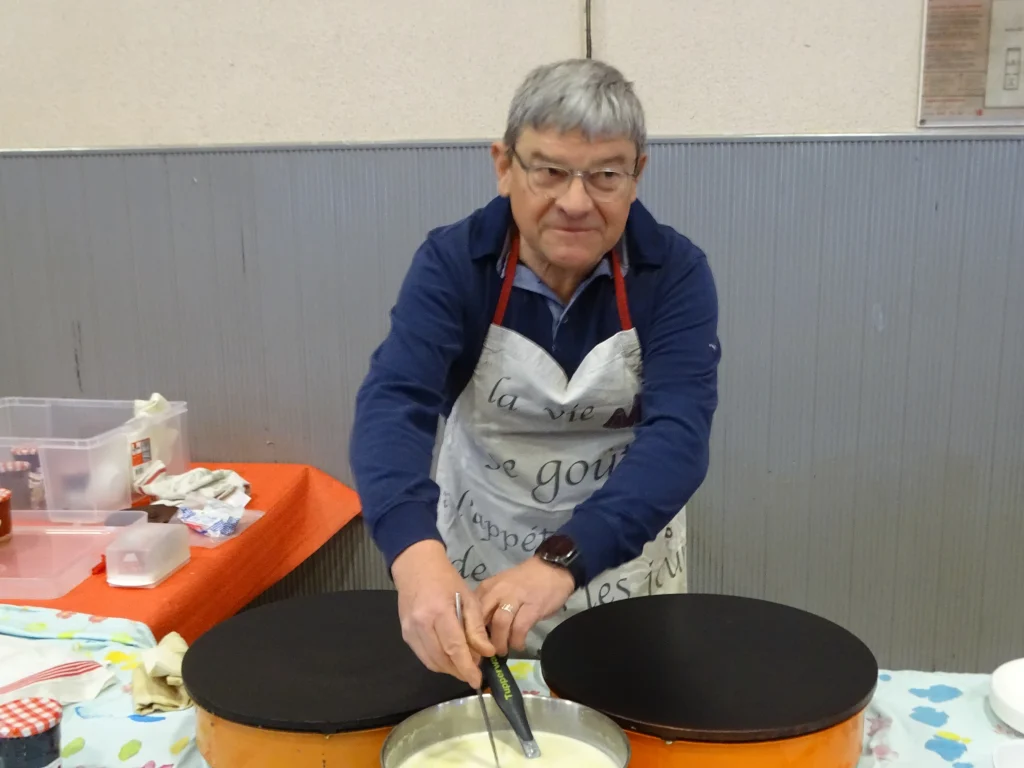 Préparation des crêpes bretonnes par les bénévoles