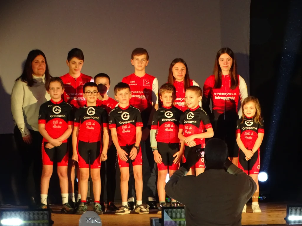 Photos de groupes avec le nouveau maillot Groupama des jeunes adhérents de l'ECDH