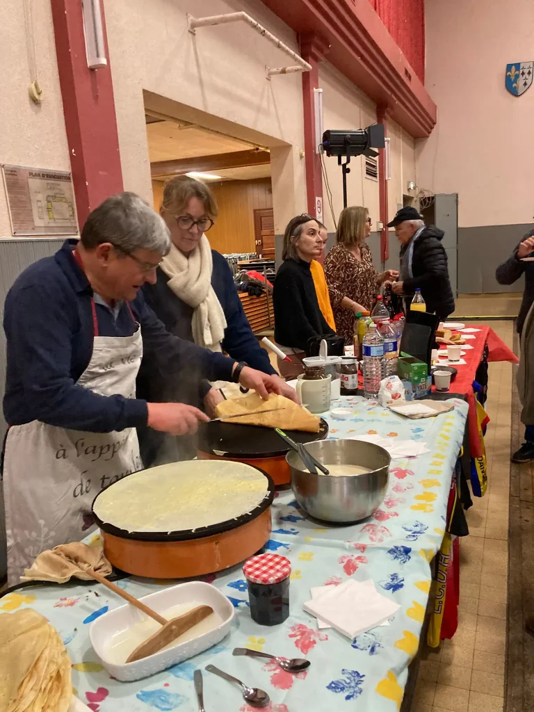 un goûter organisé par les bénévoles à permis de passer un moment conviviale dans la salle des fêtes de Houdan après la présentation du nouveau maillot.