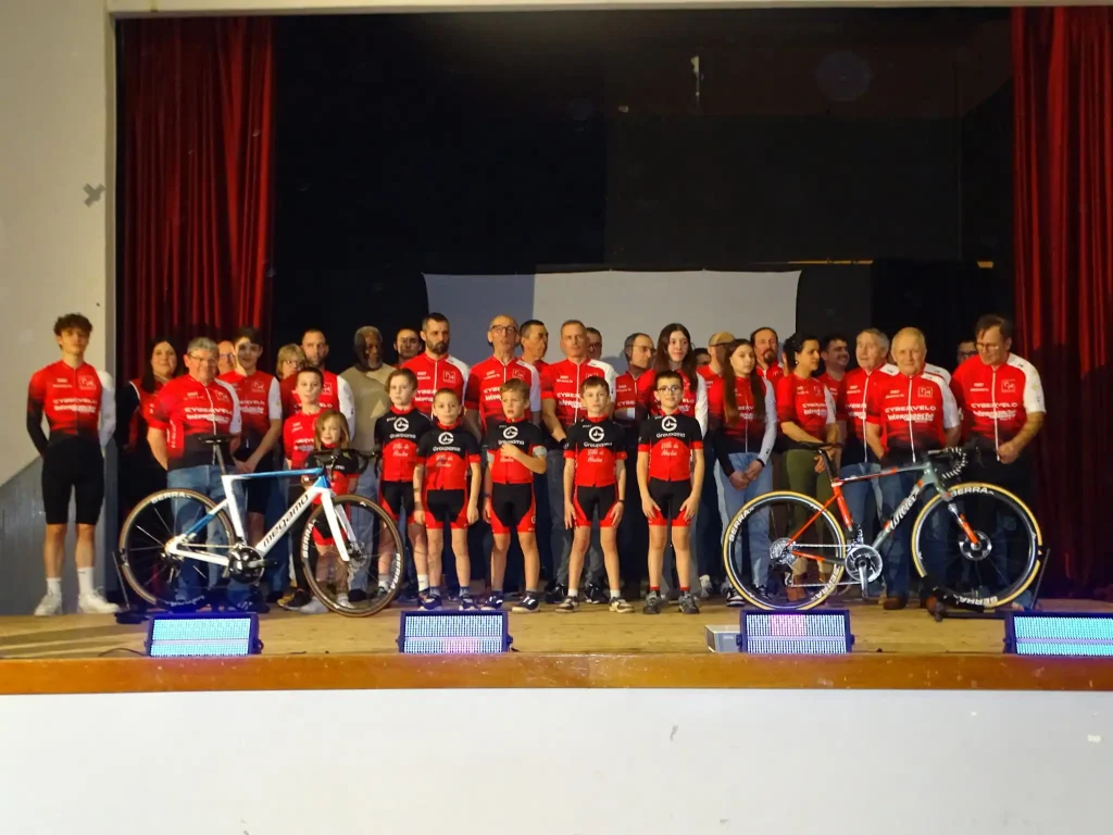 Photos des adhérents de l'Entente Cycliste Du Houdanais avec leur nouvelle tenue
