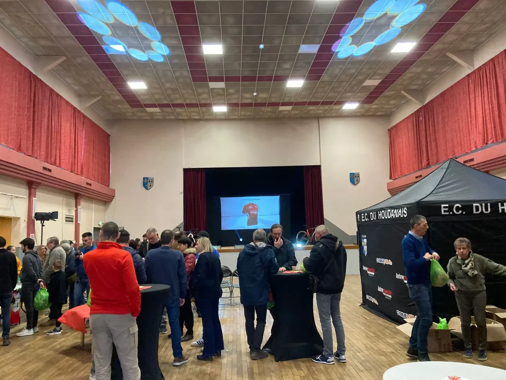 La présentation du nouveau maillot de l'ECDH à eu lieu dans la salle des fête de Houdan