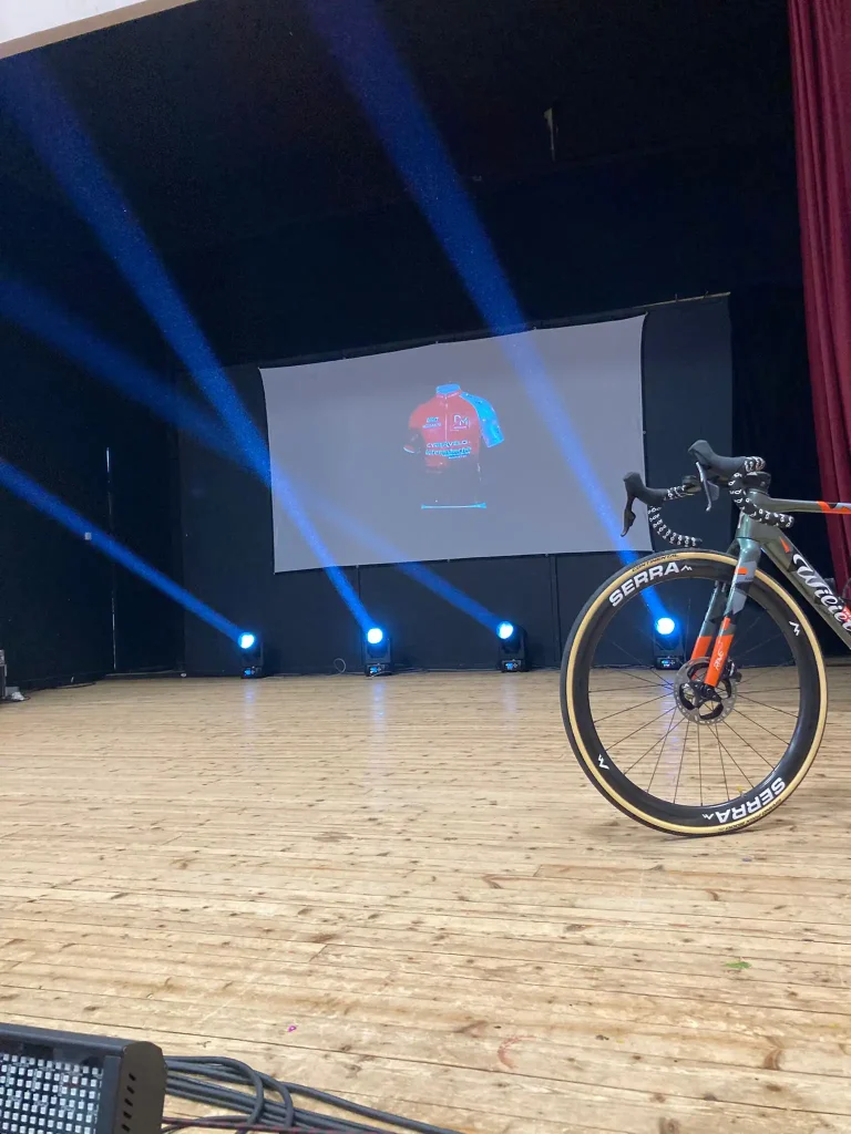 Projection du nouveau maillot en 3D dans la salle des fête de Houdan