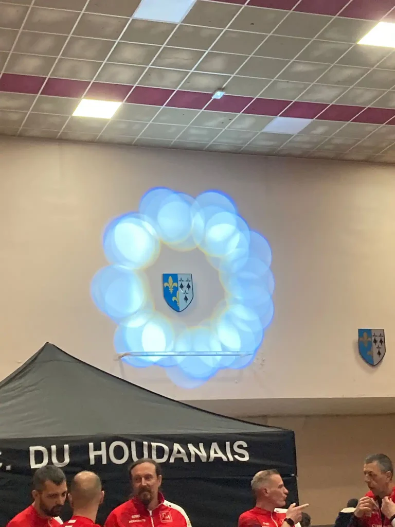 Blason de Houdan avec les lys et les hermines reprisent sur le nouveau maillot de l'Entente Cycliste Du Houdanais