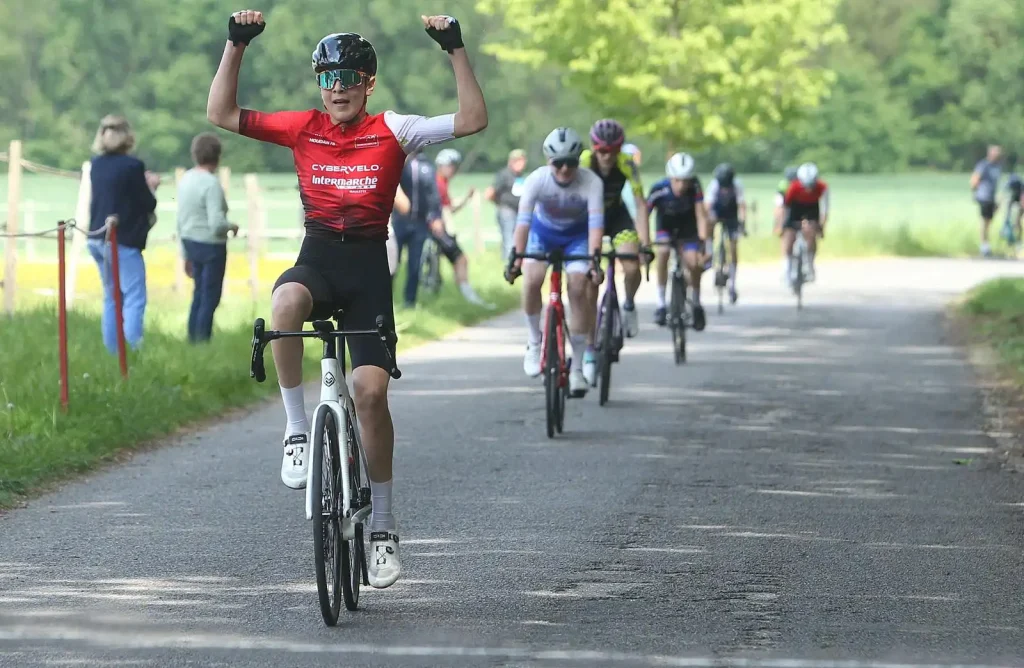 Première victoire FFC de Noah De Abreu, formé par l'école de cyclisme de l'Entente Cycliste du Houdanais, lors de la course cycliste de Boissets